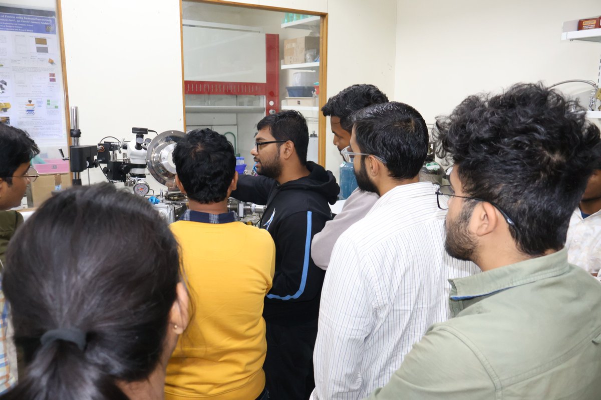 CS2_IISERB's tweet image. CS2-IISER Bhopal hosted participants of the FTP NC-MP-111 on 𝗦𝗲𝗺𝗶𝗰𝗼𝗻𝗱𝘂𝗰𝘁𝗼𝗿 𝗦𝗰𝗶𝗲𝗻𝗰𝗲 &amp;amp; 𝗧𝗲𝗰𝗵𝗻𝗼𝗹𝗼𝗴𝘆 by 𝗡𝗜𝗧𝗧𝗧𝗥 𝗕𝗵𝗼𝗽𝗮𝗹 on 11 Dec 2025.
They explored IISER Bhopal through an institute overview, a visit to CIF, and lab tours at EECS.