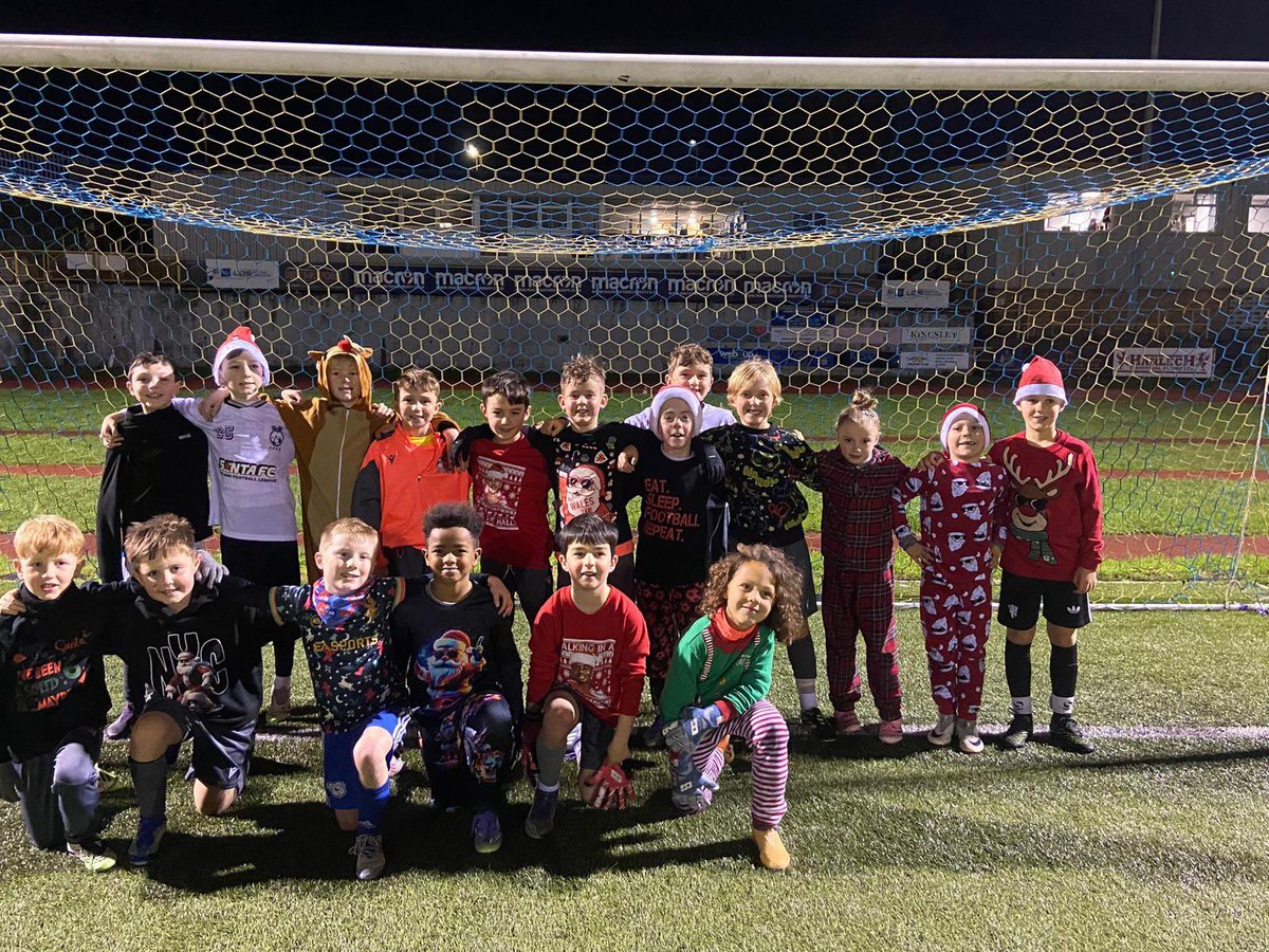 BTUAcademy's tweet photo. Fantastic turnout last night across our academy age groups for the clubs Christmas Share a Smile campaign 🎅 🎄 🎁 

@BarryTownUnited 💛💙 https://t.co/LQBTFnP8rn