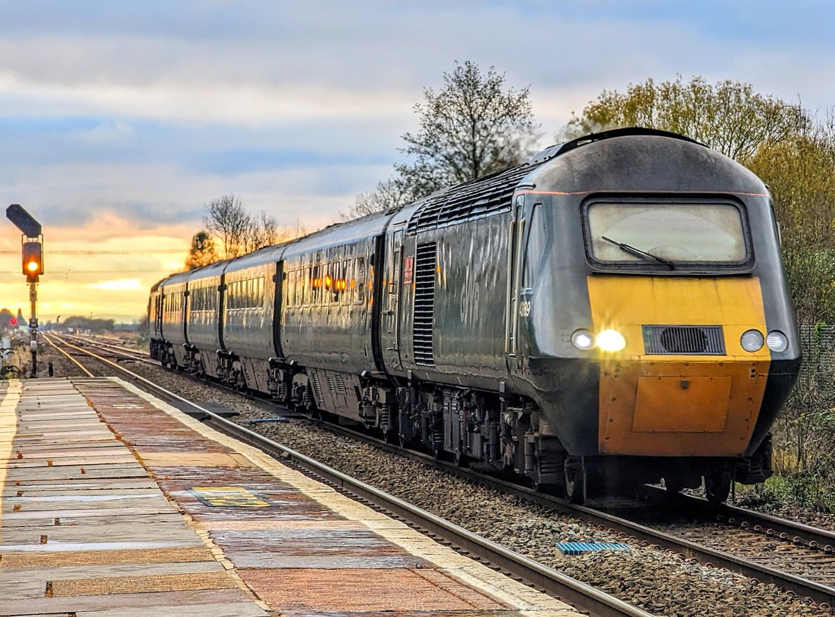 DownOnTheStour's tweet photo. From chasing them on the Cardiff–Penzance runs to constant trips to Worcester to see if it was the 'last one' the final day is here for these fabulous machines.

Thanks for the memories, HST Castle sets. 🫡

#DOTS #trainphotography #Railphotography #Class43 #HST #GWR #Castleset https://t.co/u8WXxRtSsc