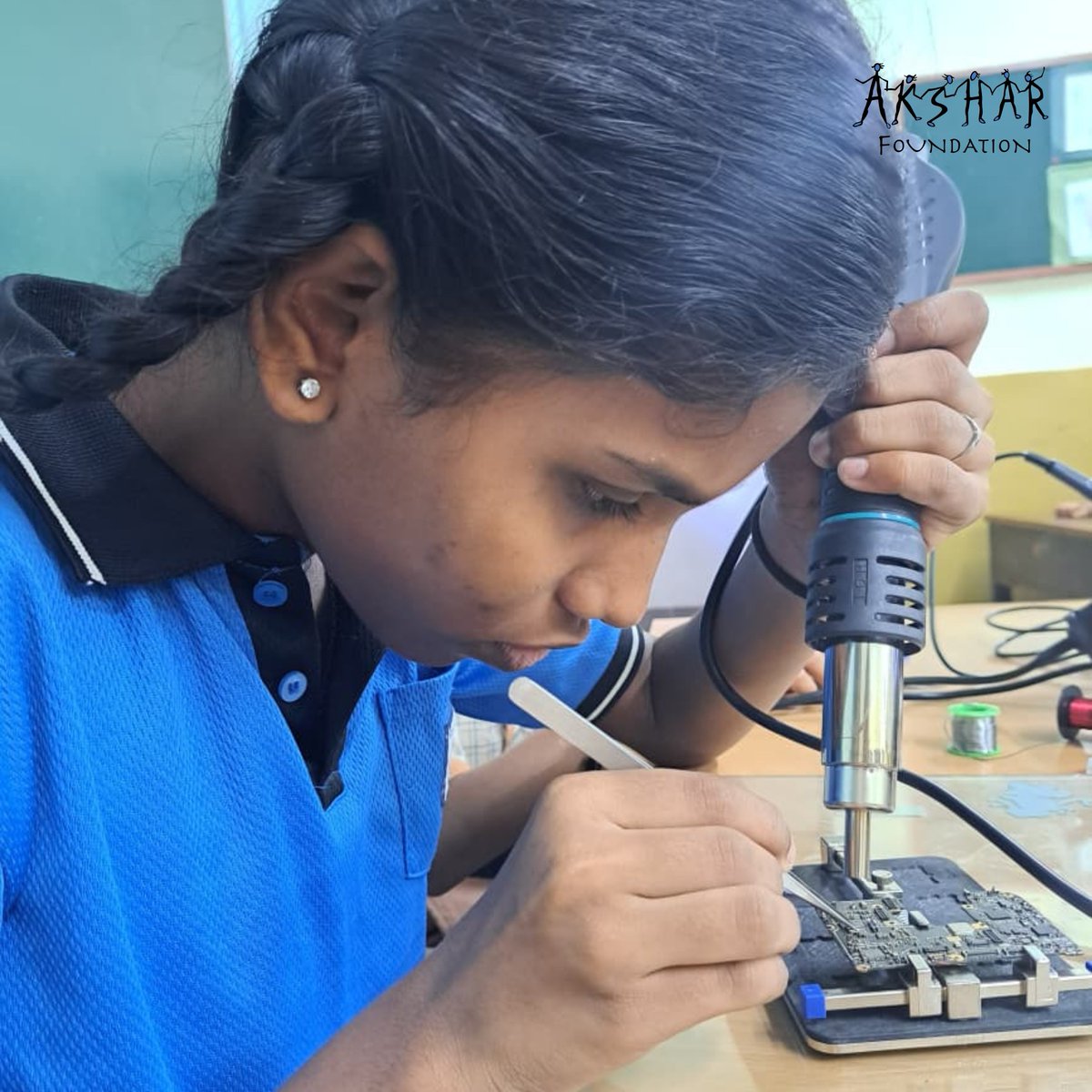 AksharForum's tweet photo. Mobile phones are today's lifelines of the modern world, without which we could not think of living our day-to-day life. A gadget that stays in everyone's pocket.

 In Mumbai's Ghatkopar and Dharavi, we are teaching our students how to repair these mobile phones as part of our vocational training classes under our Akshar NEP model to make them self-sufficient.

#AksharFoundation #AksharNEPModel #VocationalTraining #MobileRepairing #SkillDevelopment #EducationForAll #YouthEmpowerment #FutureReady #CommunityImpact #MumbaiProgram #Ghatkopar #Dharav