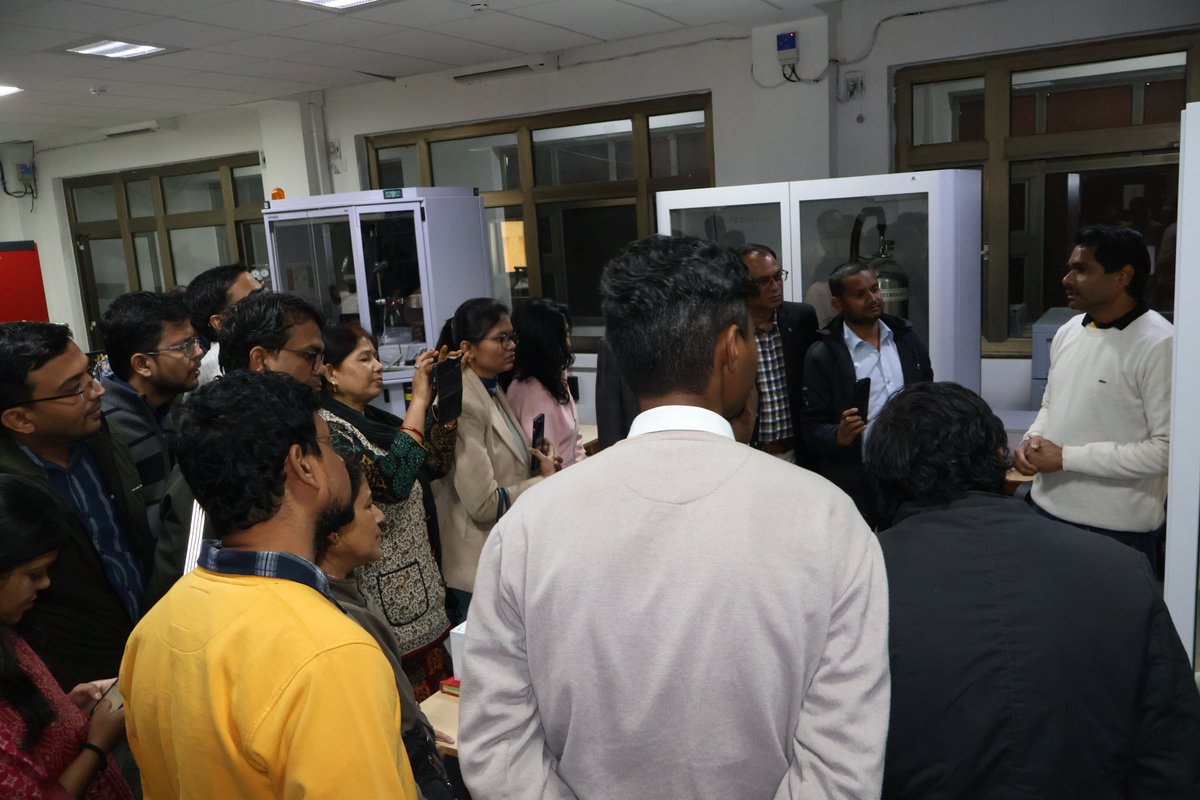 CS2_IISERB's tweet image. CS2-IISER Bhopal hosted participants of the FTP NC-MP-111 on 𝗦𝗲𝗺𝗶𝗰𝗼𝗻𝗱𝘂𝗰𝘁𝗼𝗿 𝗦𝗰𝗶𝗲𝗻𝗰𝗲 &amp;amp; 𝗧𝗲𝗰𝗵𝗻𝗼𝗹𝗼𝗴𝘆 by 𝗡𝗜𝗧𝗧𝗧𝗥 𝗕𝗵𝗼𝗽𝗮𝗹 on 11 Dec 2025.
They explored IISER Bhopal through an institute overview, a visit to CIF, and lab tours at EECS.
