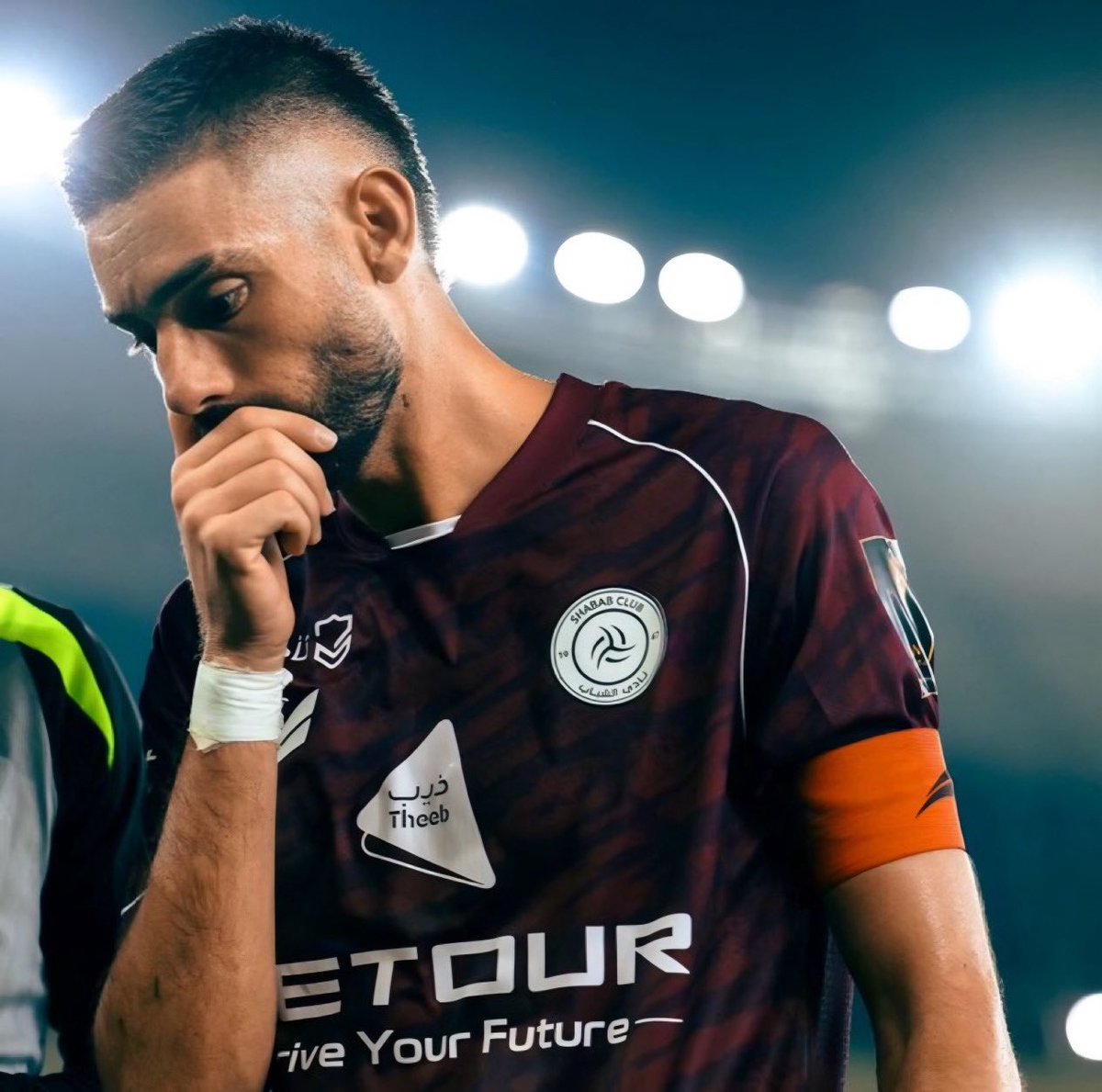 ActuSPL's tweet photo. 🚨 𝗜𝗡𝗦𝗢𝗟𝗜𝗧𝗘 : Yannick Carrasco aurait refusé de se rendre au centre d’entraînement de son club tant que sa demande d’engager une employée de maison n’avait pas été acceptée. 🏠

Le Belge aurait informé la direction d’Al Shabab qu’il ne pourrait pas reprendre l’entraînement, pour la deuxième journée consécutive, tant que les démarches nécessaires pour répondre à son souhait n’auraient pas été effectuées. 😅

🗞️ (@ariyadhiah)