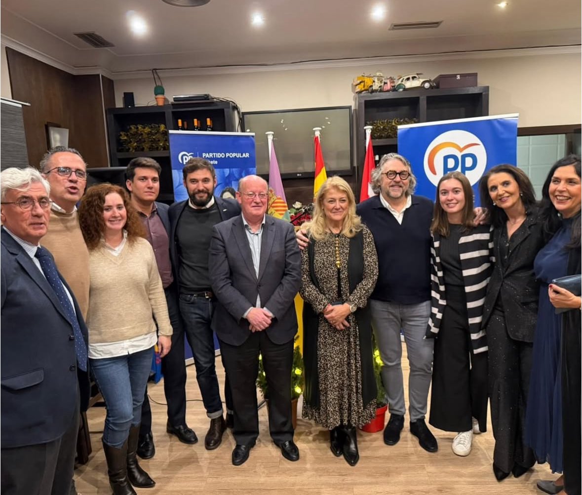 MarAlcobendas's tweet photo. Hemos compartido un momento inolvidable con @PPalgete en su Copa de Navidad 🎄👏. Agradecemos su hospitalidad y destacamos el excelente ambiente. ¡Ha sido un placer! ¡Feliz Navidad para todos! #CopaDeNavidad #PPAlgete #Navidad https://t.co/ukEGR4rxes