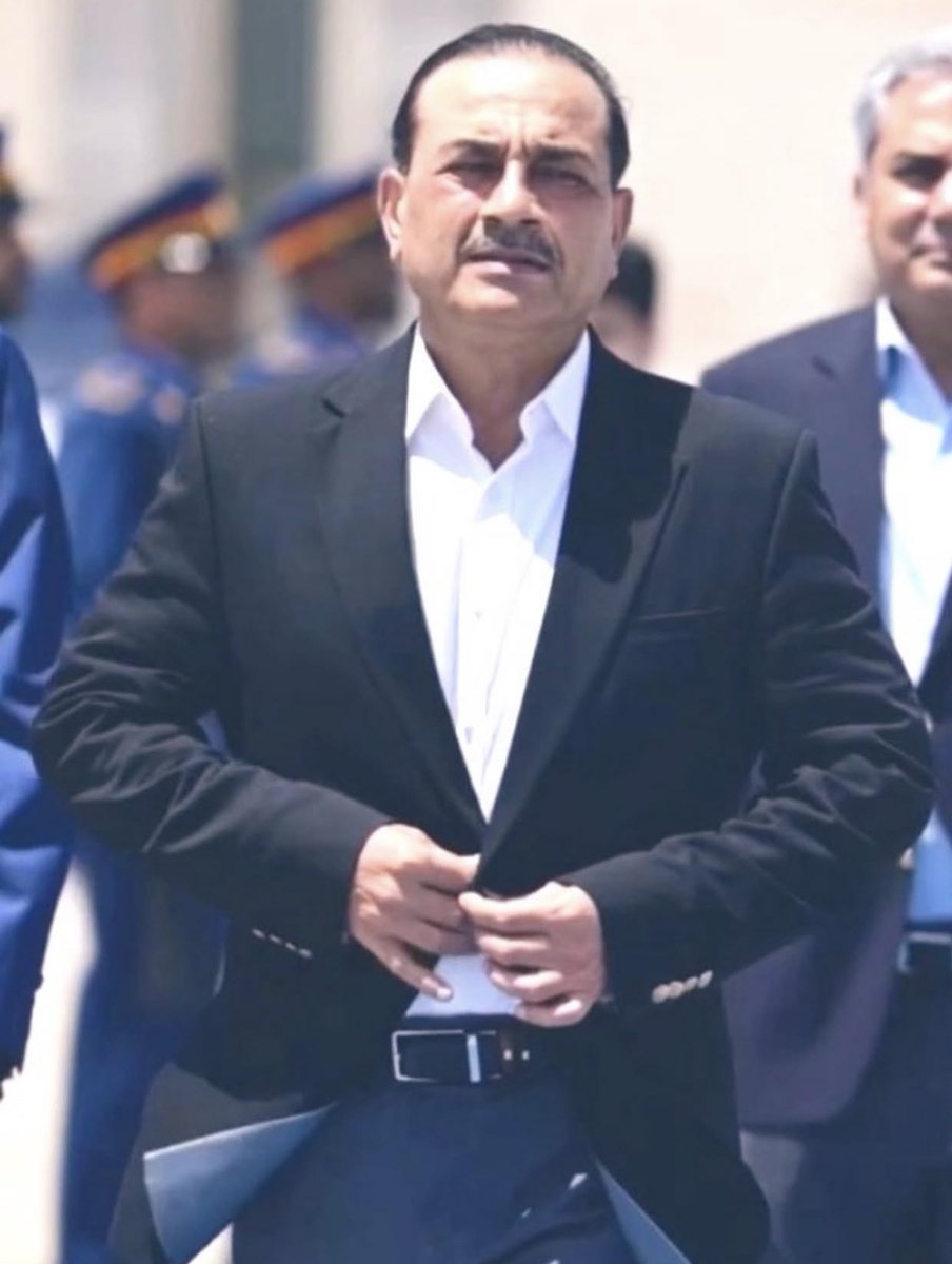 Maj_Marwat's tweet photo. جب ترجیع ملک وہ قوم ہو
تو اپنے پرائے نہی دیکھے جاتے
بلکے ملک وہ قوم کا مفاد دیکھا جاتا ہے ✔️

اور
چیف آف ڈیفنس فورس جناب
حافظ سید عاصم منیر صاحب نے یہ ثابت کر دکھایا
کے سب سے پہلے ملک وہ قوم کا مفاد ہے ،

شکریہ سر 🤗 
آپ بہادر ہے
ہمت والے ہیں
اپنی بات کے پکے ہیں
اللہ تعالیٰ آپکو مزید قوت اور دانش عطا کرے ،،

🇵🇰✊