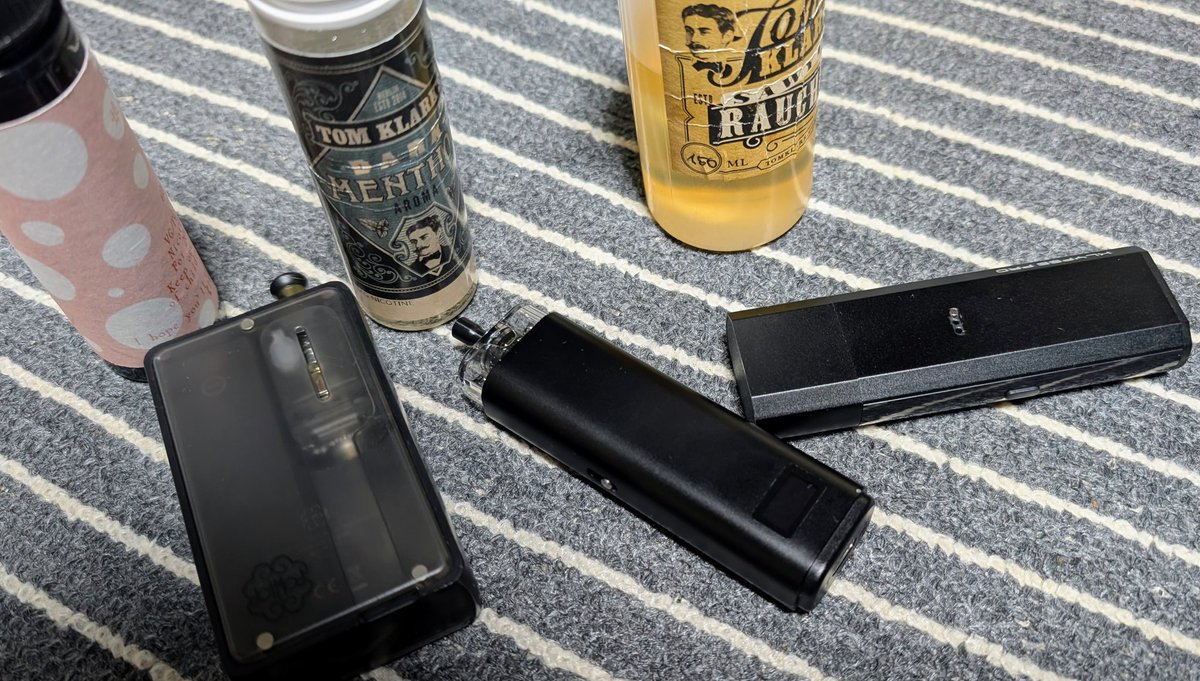 vape_maa's tweet photo. 今、持ち歩いてるのはVEEPON VeeX PodとInnokin Klypse Pro
VEEPONは見た目好きだし味も好き
Innokinのはキャップ付きだからそのままポケットに入れて持ち運びできて便利 https://t.co/DYhq7mPdVf