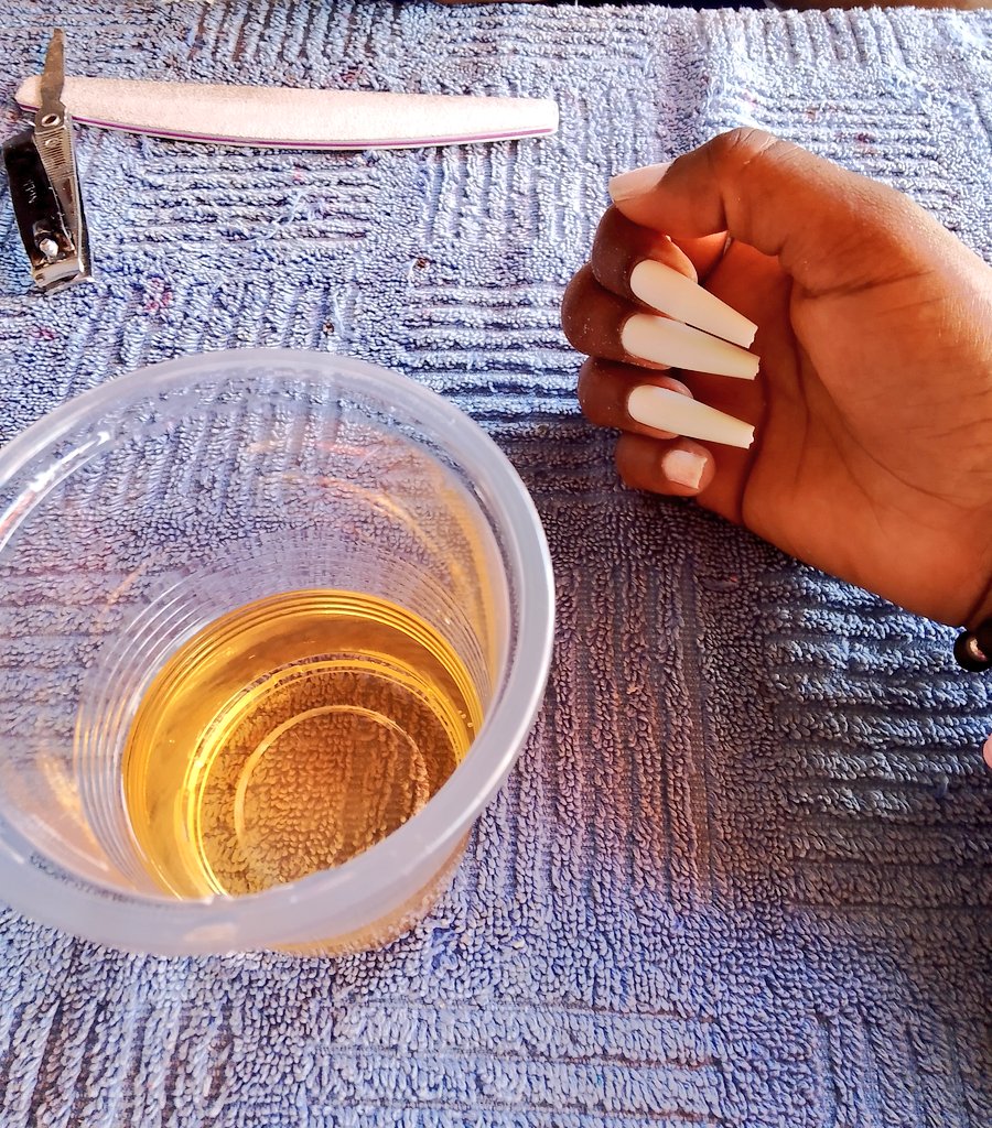 Let's fix it 😜,,, Wasichana mko Ruiru bypass mkuje niwa plug the best nail tech,, 4 weeks later and all my nails were still intact 💯💯