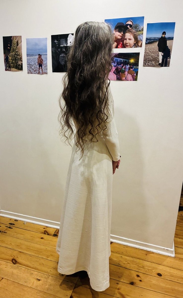 Gribēju jums parādīt savu kleitu, par kuru priecājos kā bērns, bet vienīgā normālā bilde ir šī 🫠