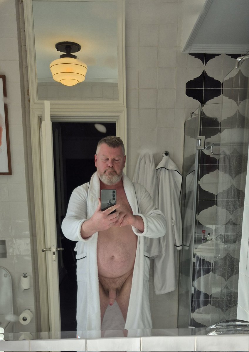 Builderbear6's tweet photo. Hotel was lovely but Robes a bit small https://t.co/AQwK1z8Ohu