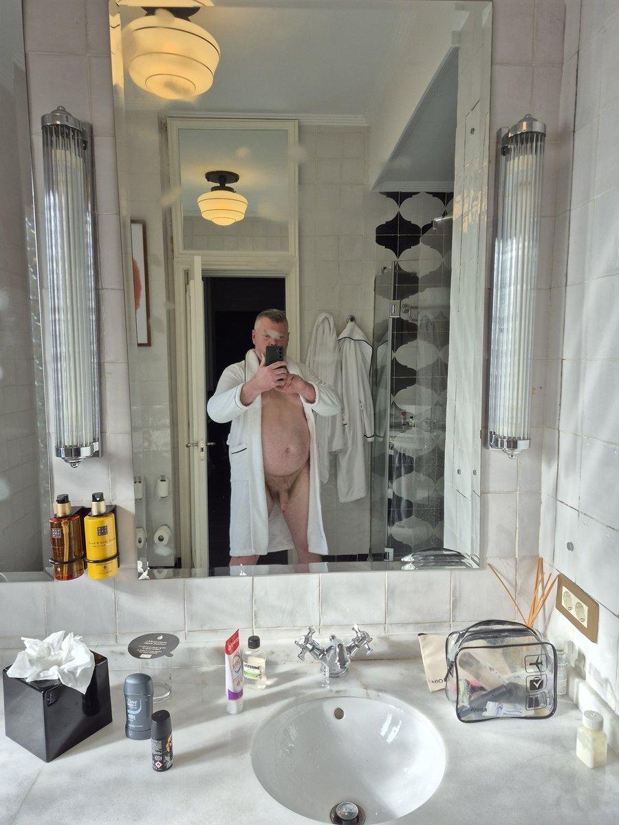 Builderbear6's tweet photo. Hotel was lovely but Robes a bit small https://t.co/AQwK1z8Ohu