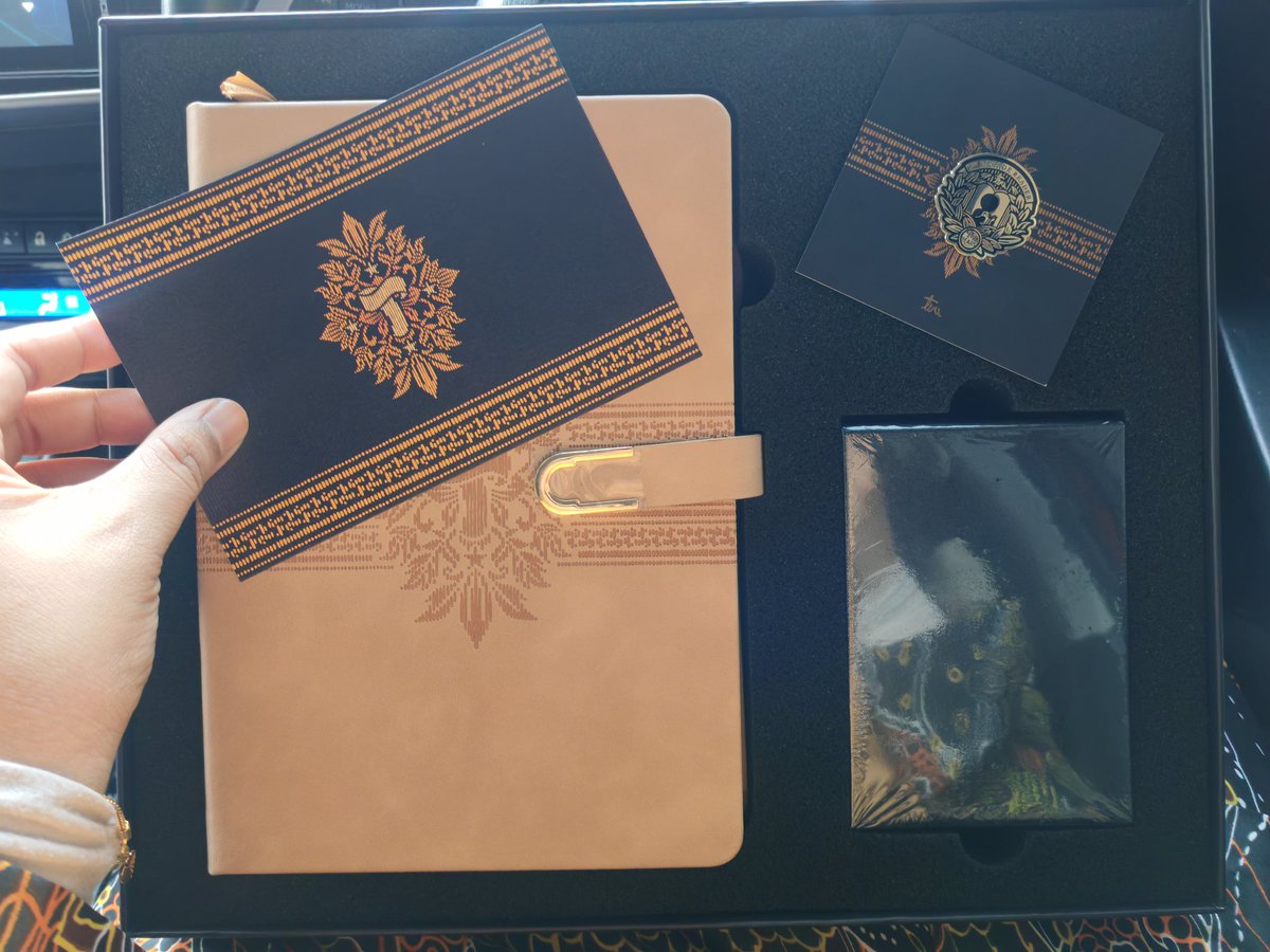 notshininglilyy's tweet photo. Cantik sangat T Planner 2026🥹🥹🫶🏻🫶🏻. Nanti kita buat video setiap muka surat planner. Thank you Teme for the beautiful planner. Semoga seketul Sarah lebih rajin merancang dan menulis tahun depan 🤭
#TPlanner2026 #4thEdition https://t.co/Ghpss9NYoA