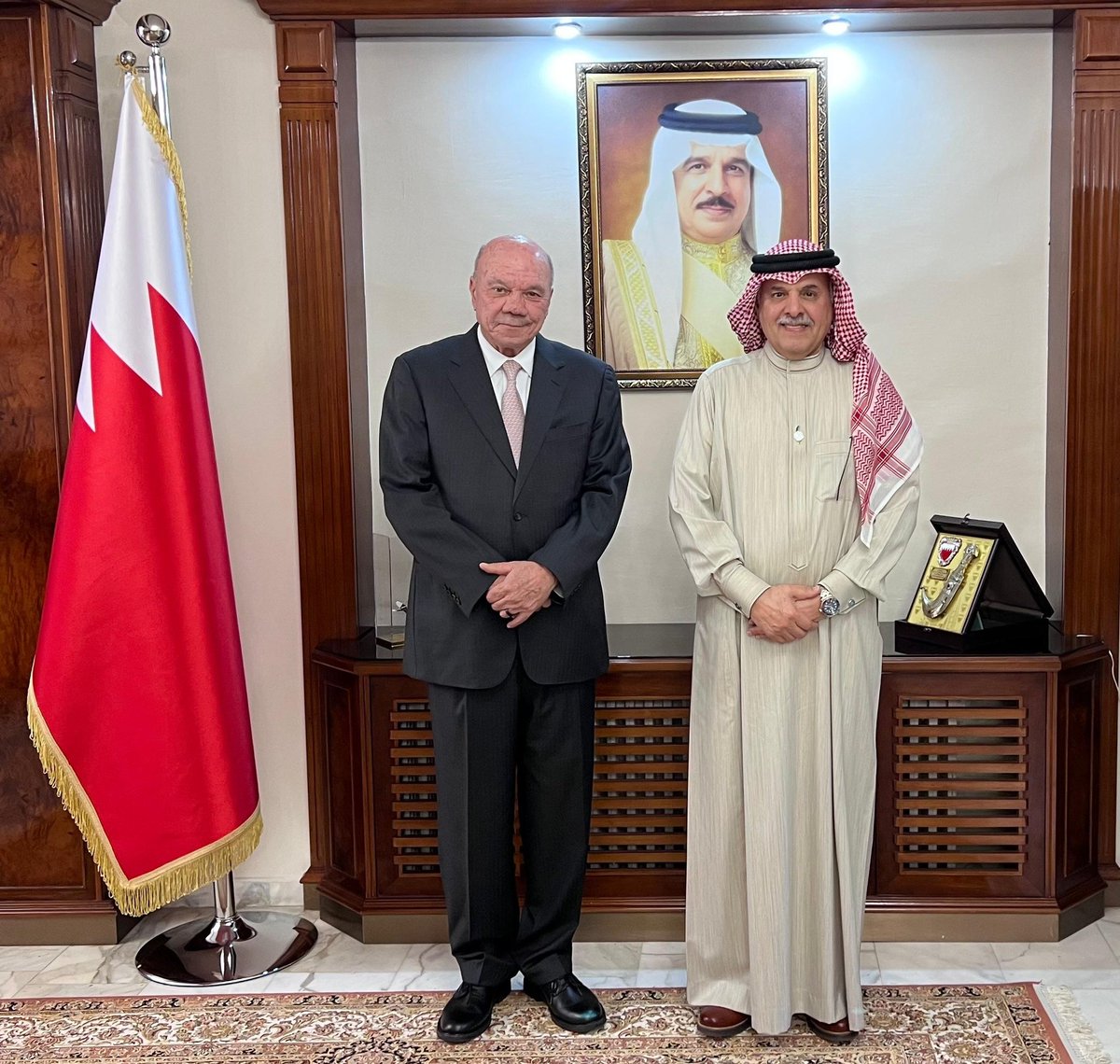 BahrainEmbJO's tweet image. إستقبل سعادة السفير الشيخ خليفة بن عبدالله بن حمد آل خليفة، دولة السيد فيصل عاكف الفايز رئيس مجلس الأعيان بالمملكة الأردنية الهاشمية الشقيقة، حيث قدم دولة رئيس مجلس الإعيان التهاني بمناسبة العيد الوطني لمملكة البحرين، وجرى خلال اللقاء بحث العلاقات الثنائية بين البلدين الشقيقين .