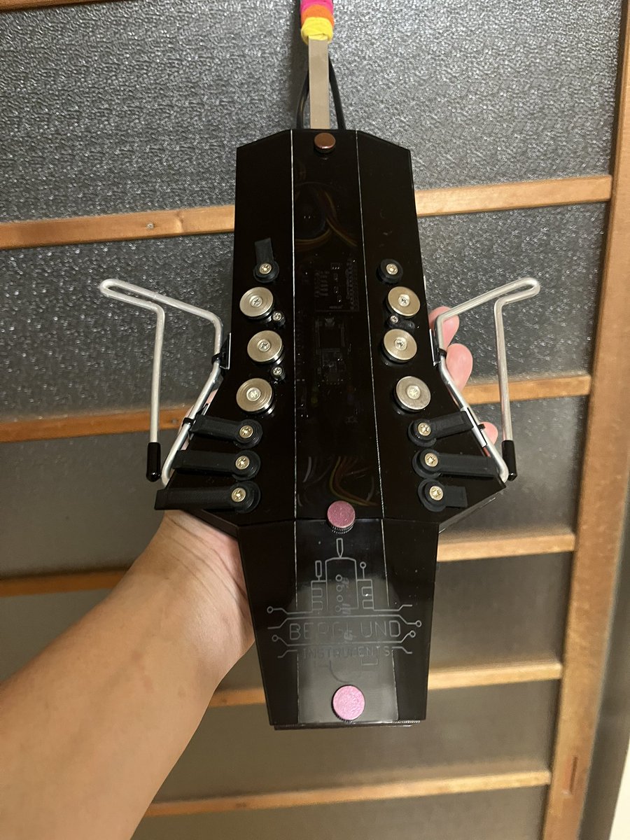 blowup_wind's tweet photo. 作ってはみたものの、よく考えたら手の大きさってそれぞれなんだよね。
俺はコレでフィットしてるけど、合わない人は合わないんだろうな。
好みにグニャグニャ出来る純正品はやはり考え抜かれたデザインなんだろうな。

#NuRAD
#HandRest https://t.co/EUnCCLrq01