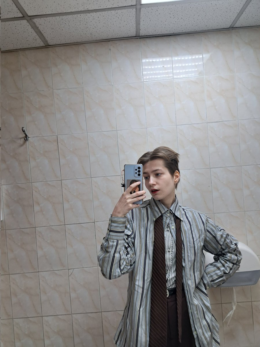 yeahkern's tweet image. Никто в офисе не обратил внимание на то что на мне надето две рубашки и не сделал комплимент моим стилистическим решениям поэтому я пришла сюда за похвалой моему образу