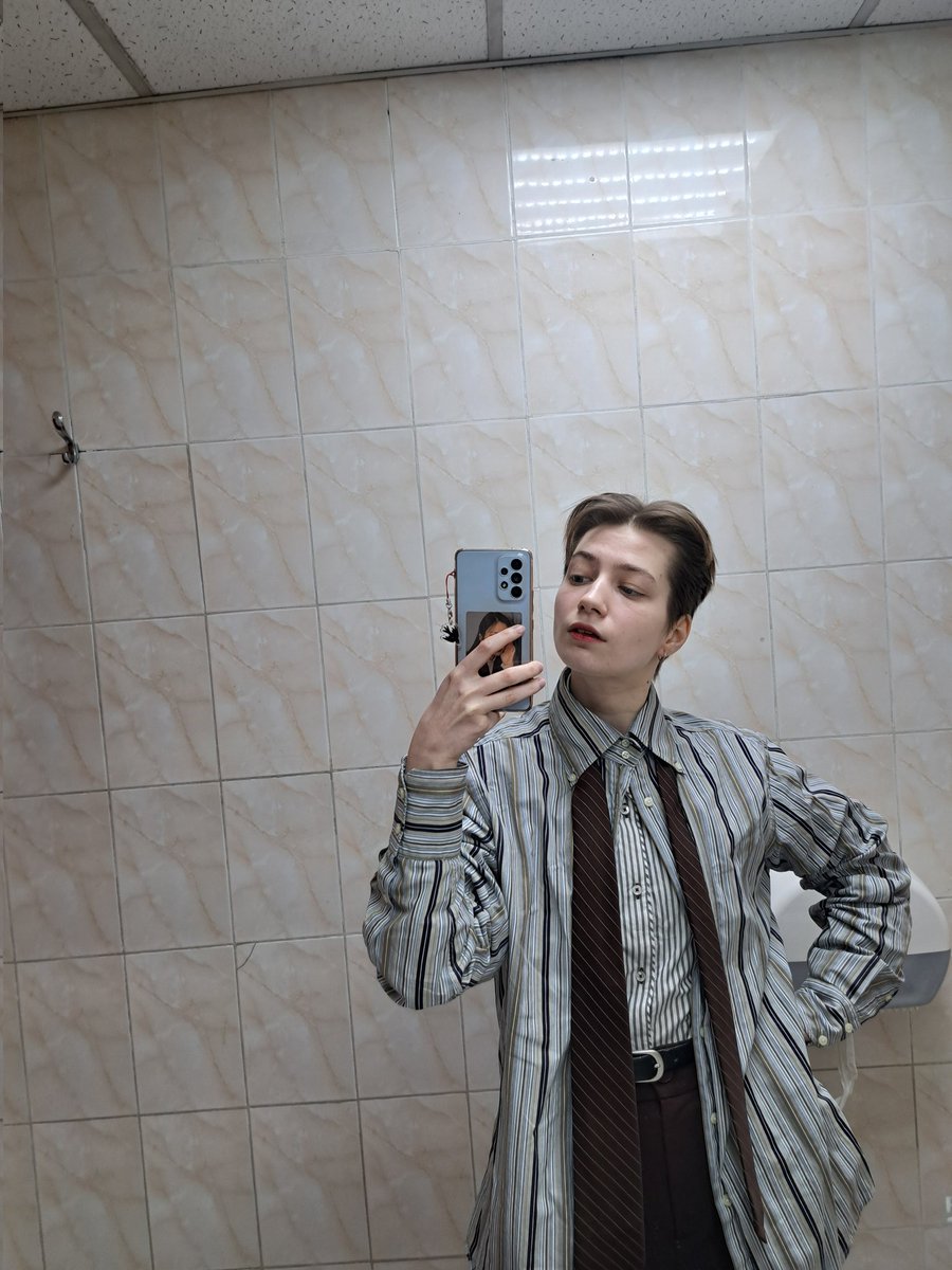 yeahkern's tweet image. Никто в офисе не обратил внимание на то что на мне надето две рубашки и не сделал комплимент моим стилистическим решениям поэтому я пришла сюда за похвалой моему образу