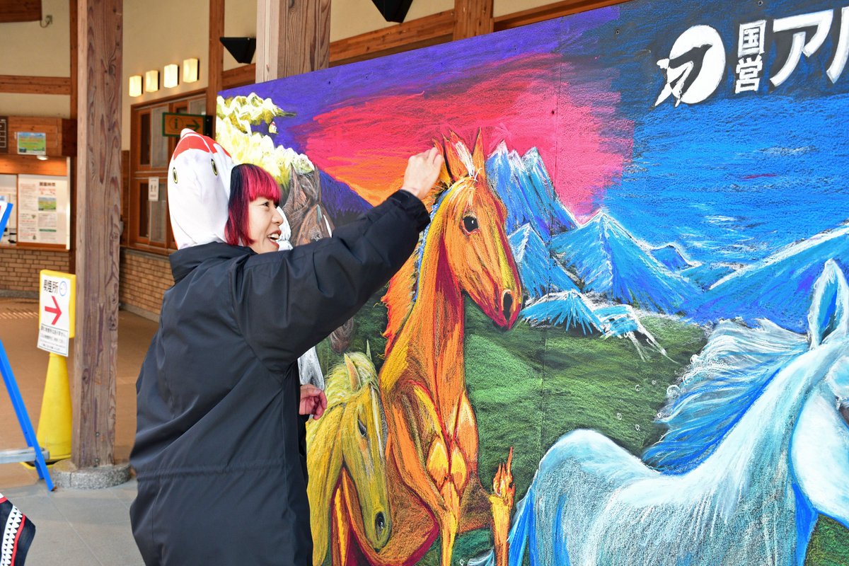 錦鯉野アキコさんの黒板アートが登場！2026年の干支「午」をテーマに