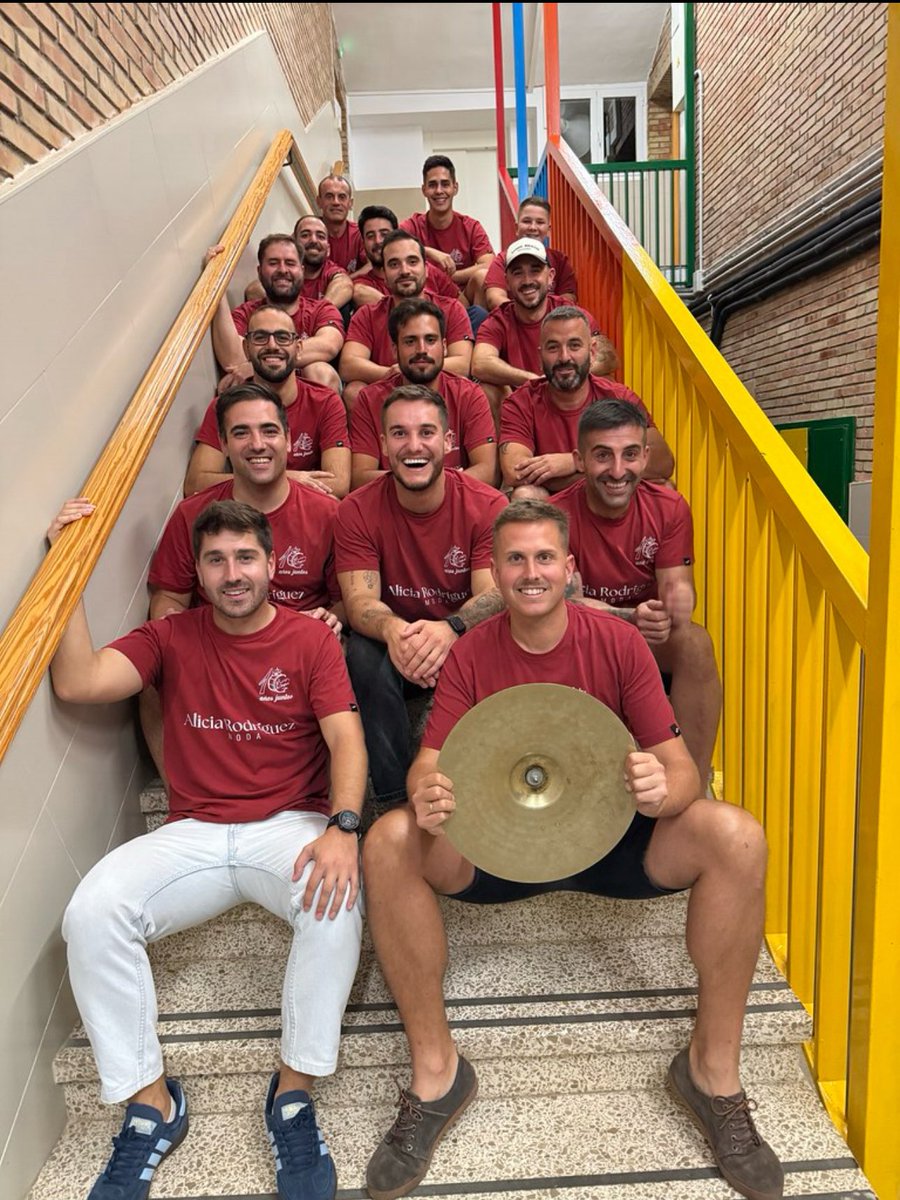 “𝐋𝐎𝐒 𝐐𝐔𝐄 𝐓𝐄 𝐃𝐀𝐍 𝐄𝐋 Ú𝐋𝐓𝐈𝐌𝐎 𝐕𝐈𝐀𝐉𝐄” 🎟️ 🎡 🎠🎢

🎭 Aquí estamos el grupo completo para 2026, ilusión, esfuerzo y muchas ganas.
Esto está a la vuelta de la esquina🤭

#Carnaval2026 #Chirigota #grupo  #carnaval #coac2026 #chirigotadeSalar