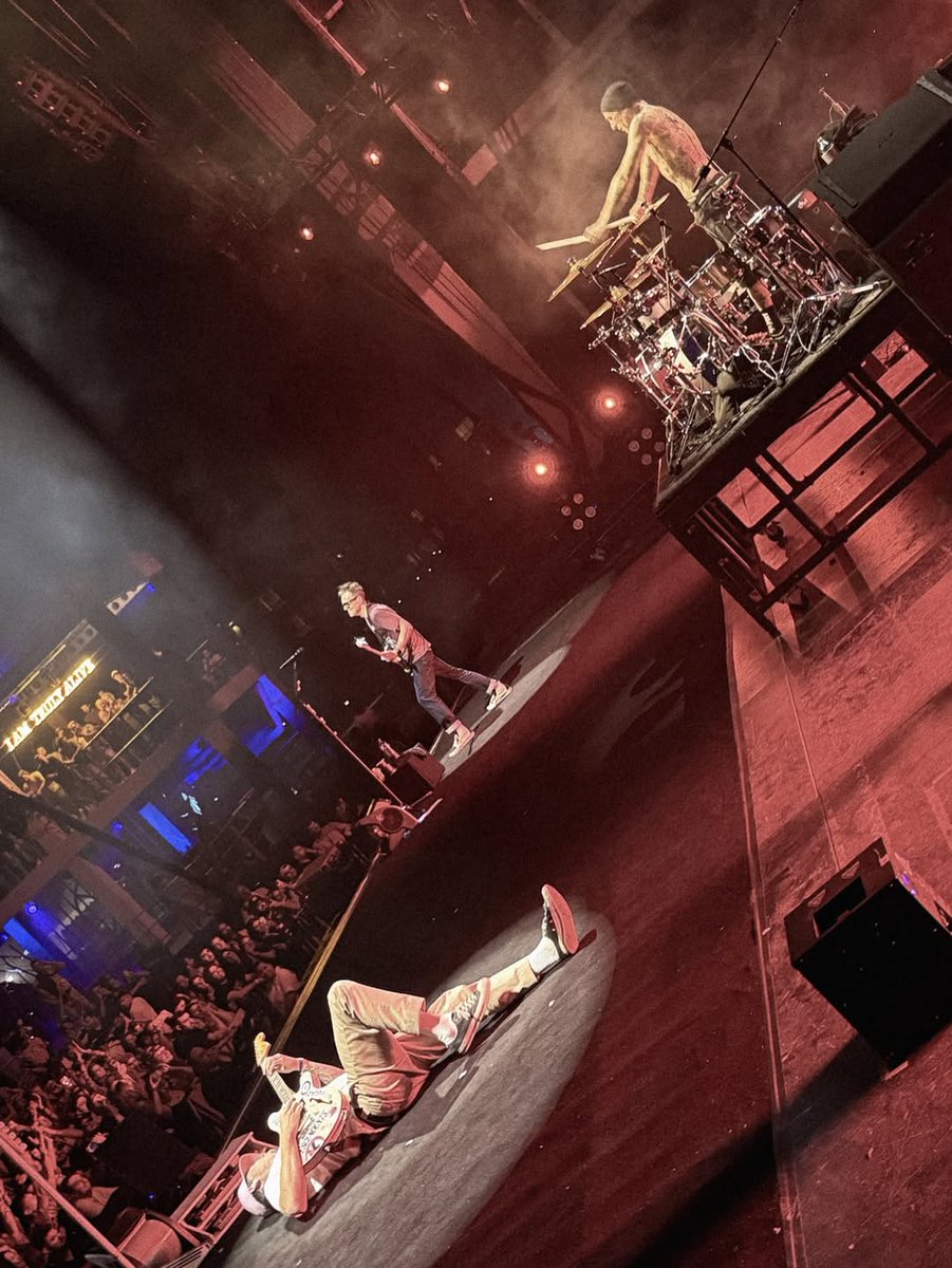 blink182py's tweet image. BLINK-182 TOCÓ EN MÉXICO 🇲🇽
La banda estuvo tocando ayer en un evento privado en Cancún llamado “Quest by Power”, un exclusivo festival anual de música organizado por la empresa Power Home Remodeling y está dirigido exclusivamente a sus empleados y acompañantes como una forma de…