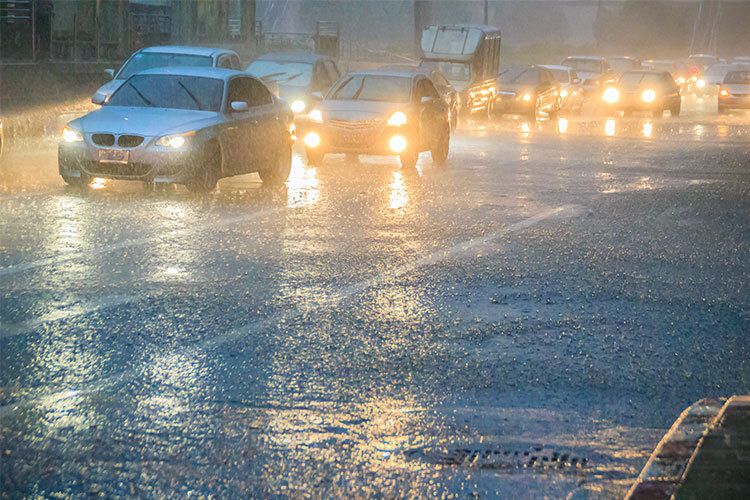 🌧️ El mal tiempo importa: el 14% de los siniestros en España ocurre con meteorología adversa y el 9,5% causa víctimas mortales.
➡️ Aun así, el 90% de los conductores no tiene formación para estas situaciones.

Adapta tu velocidad, aumenta la distancia y conduce con prudencia.