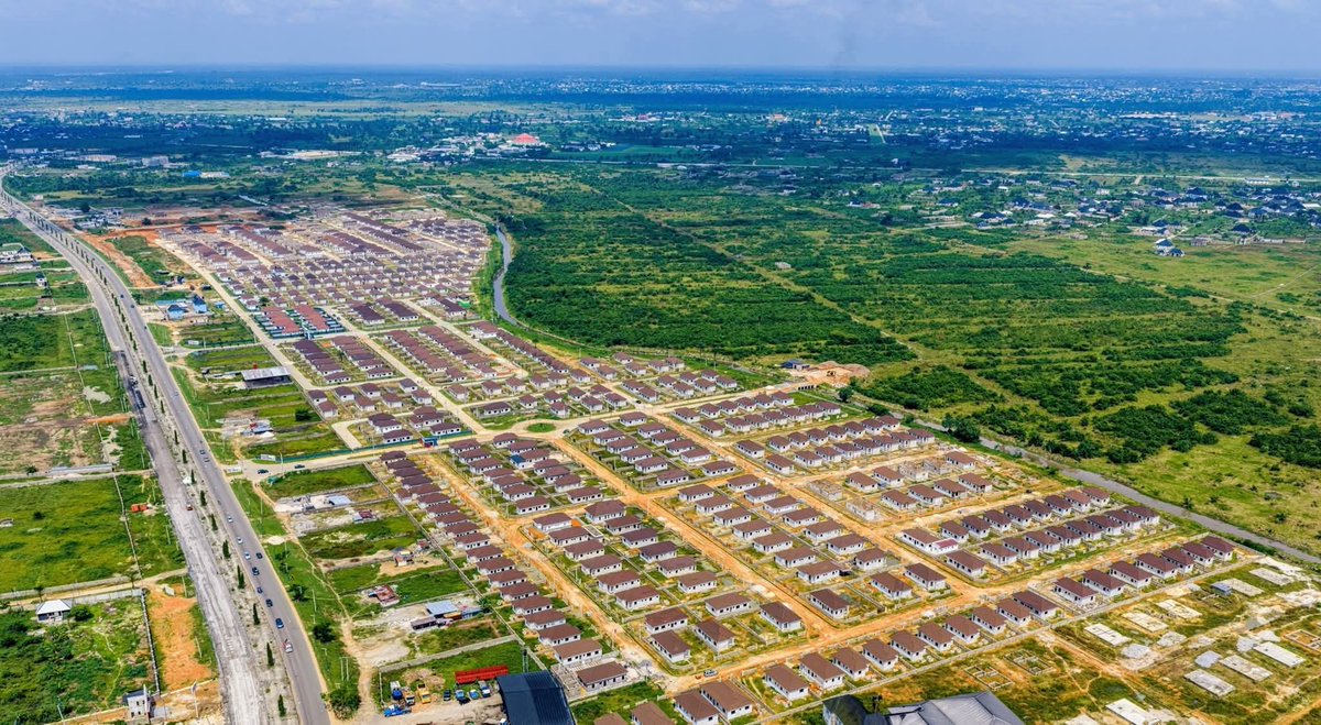 BREAKING: Gov. <a href="/SimFubaraKSC/">Siminalayi Fubara</a> set to commission the Greater TAF City Housing Project—over 500 new homes ready to transform the skyline of Port Harcourt, Rivers State.