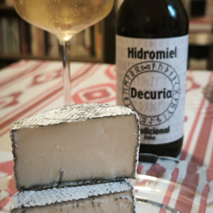Avilaautentica1's tweet photo. Queso artesano @QuesosElviraGar  e hidromiel. Un maridaje que sorprende… y enamora 🧀🍯

#ÁvilaAuténtica https://t.co/Th79iGmImr