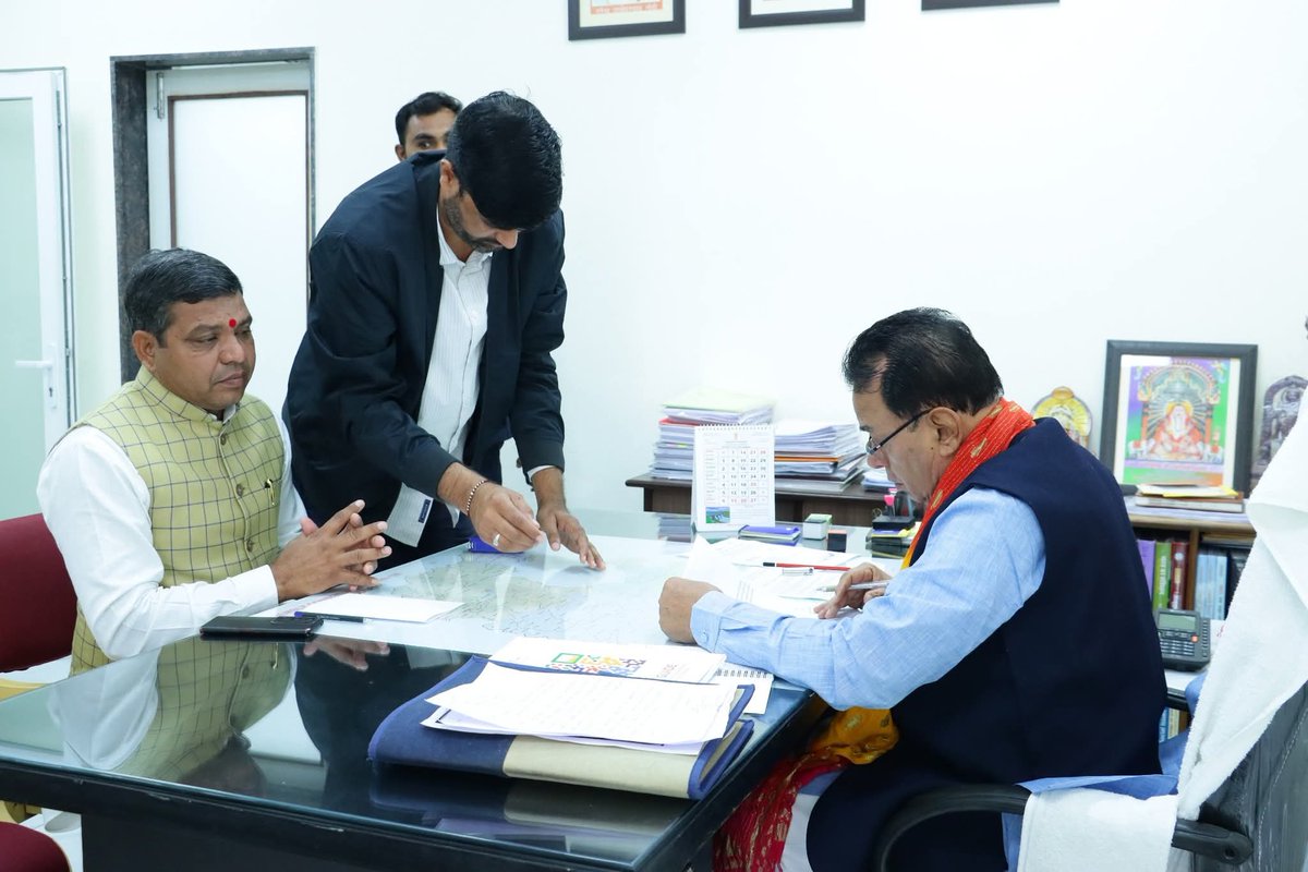 VDOभर्ती 2021 को लेकर आज माननीय कानून मंत्री <a href="/JogarampatelMLA/">Jogaram Patel</a> जी से पुनः मुलाक़ात कर 644प्रतीक्षा सूची +69 मूल पदों को मिलाकर कुल 713 पदो पर परिणाम जारी करवाने हेतु विस्तृत चर्चा की गई।
विभागीय स्तर पर लगातार फॉलो-अप जारी है ताकि VDO अभ्यर्थियो को न्याय मिल सके।।
#रविन्द्र_चौधरी