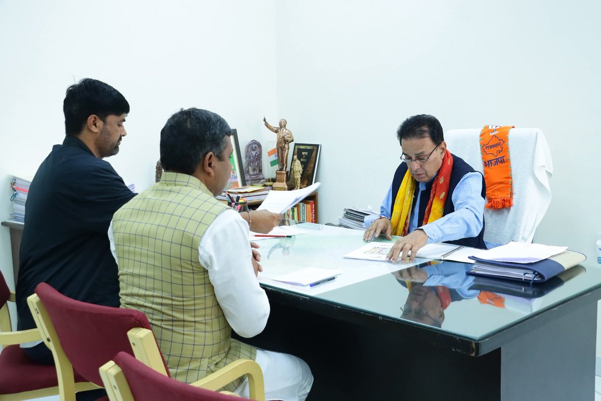 Ravindrachdry's tweet photo. VDOभर्ती 2021 को लेकर आज माननीय कानून मंत्री @JogarampatelMLA जी से पुनः मुलाक़ात कर 644प्रतीक्षा सूची +69 मूल पदों को मिलाकर कुल 713 पदो पर परिणाम जारी करवाने हेतु विस्तृत चर्चा की गई।
विभागीय स्तर पर लगातार फॉलो-अप जारी है ताकि VDO अभ्यर्थियो को न्याय मिल सके।।
#रविन्द्र_चौधरी https://t.co/yzNnSFPe0X