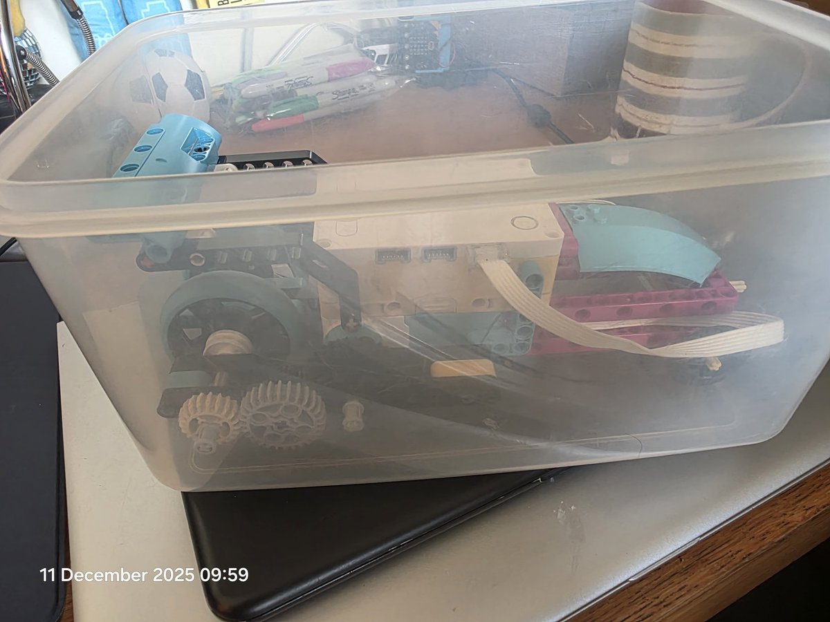 TsuiAllen's tweet image. In other news @raisingrobots this 4.6L food storage box is a near perfect transport container for #CodingSuccess2025 Mission 4 project Speedy when the googly eye headlight features are removed...