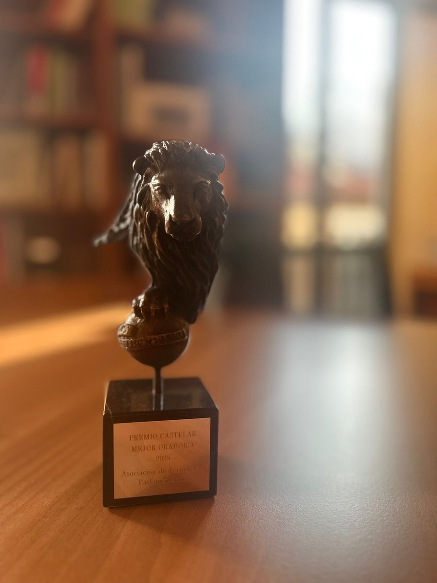 Devolver a la palabra su sentido, su belleza y su verdad.

Y así contribuir, siquiera un poco, a la imprescindible dignificación del Parlamento.

A eso aspiro.

Muchísimas gracias a <a href="/APP_Cortes/">APP</a> por este reconocimiento.

Premio Castelar al Mejor Orador 2025
elespanol.com/espana/politic…