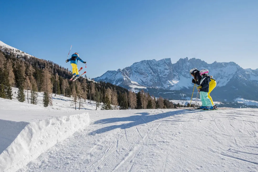 neveitalia's tweet photo. Carezza Dolomites, il comprensorio sciistico ideale per le famiglie, apprezzato anche dai campioni @EggentalValdega #altoadige #11Dicembre #carezza https://t.co/xnI32HFsCf https://t.co/q93Y70U0q3