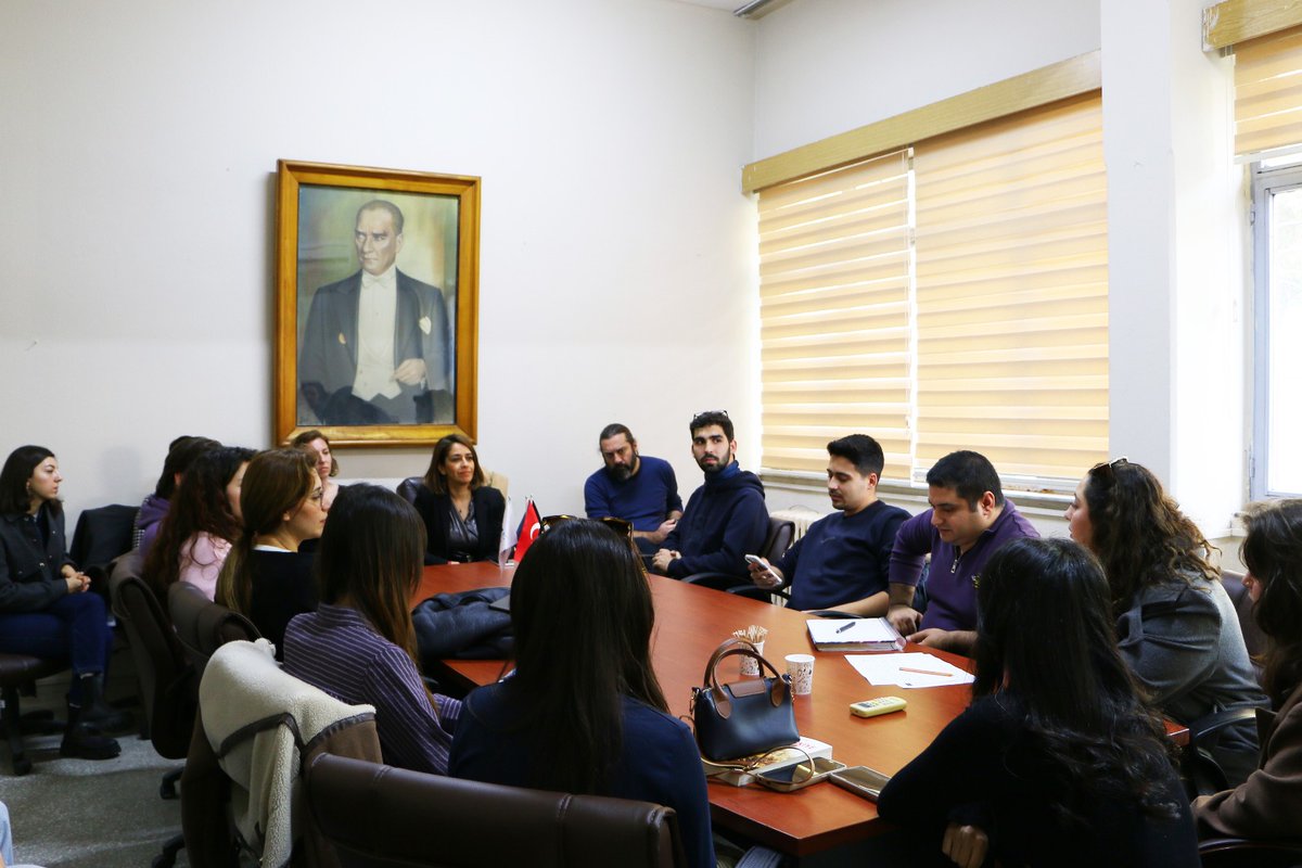 Öğrencilerimizi dinliyor, onların görüşlerine değer veriyoruz. Her ayın ikinci çarşamba günü gerçekleştirilen periyodik toplantımızda Fakülte yönetimimiz, öğrenci temsilcilerimizle bir araya gelerek fikir alış verişinde bulundu.