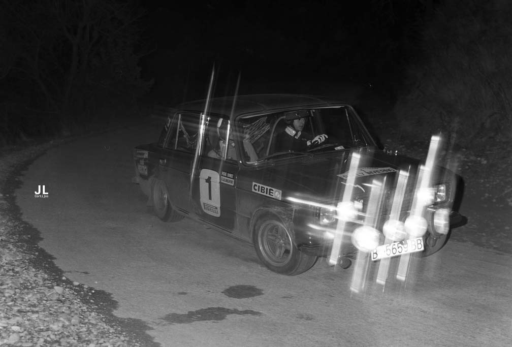 Rally de Invierno 1975 (y 2). Hoy hacemos honor a los ganadores: Pere Bonet y Raymond Blancafort. El copiloto y periodista logró, hoy hace 50 años, su primera y única victoria de copi. Leer una historia de las que nos gustan: jas.es/8566-19-53-not… (Foto: José Luis Cortijos)