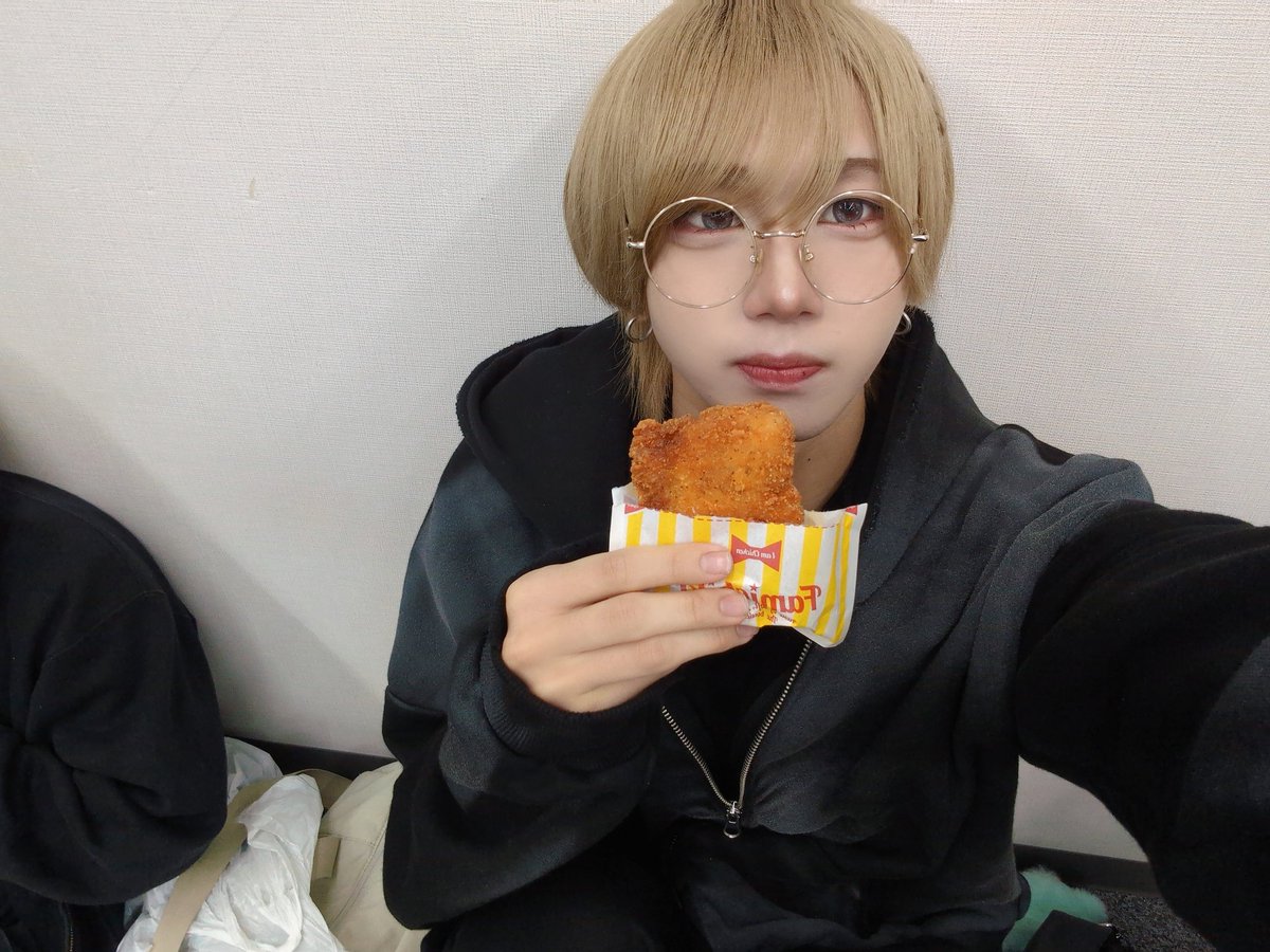 Reborn__SHIDO's tweet photo. ファミチキとメガネ👓 https://t.co/xWM9WB9zgg