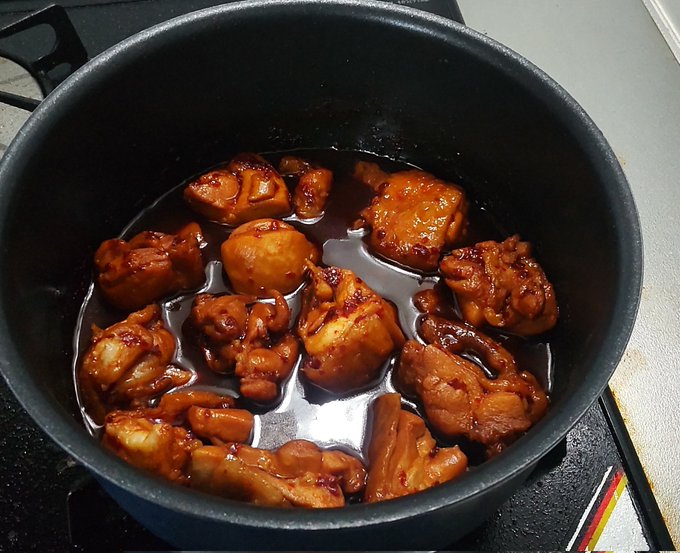 味仙の手羽先タレの賞味期限が9日に切れてたので大慌てで鶏肉を買ってきて煮てた
手羽先でもいいけど骨がめんどいから唐揚げ用のもも肉で 