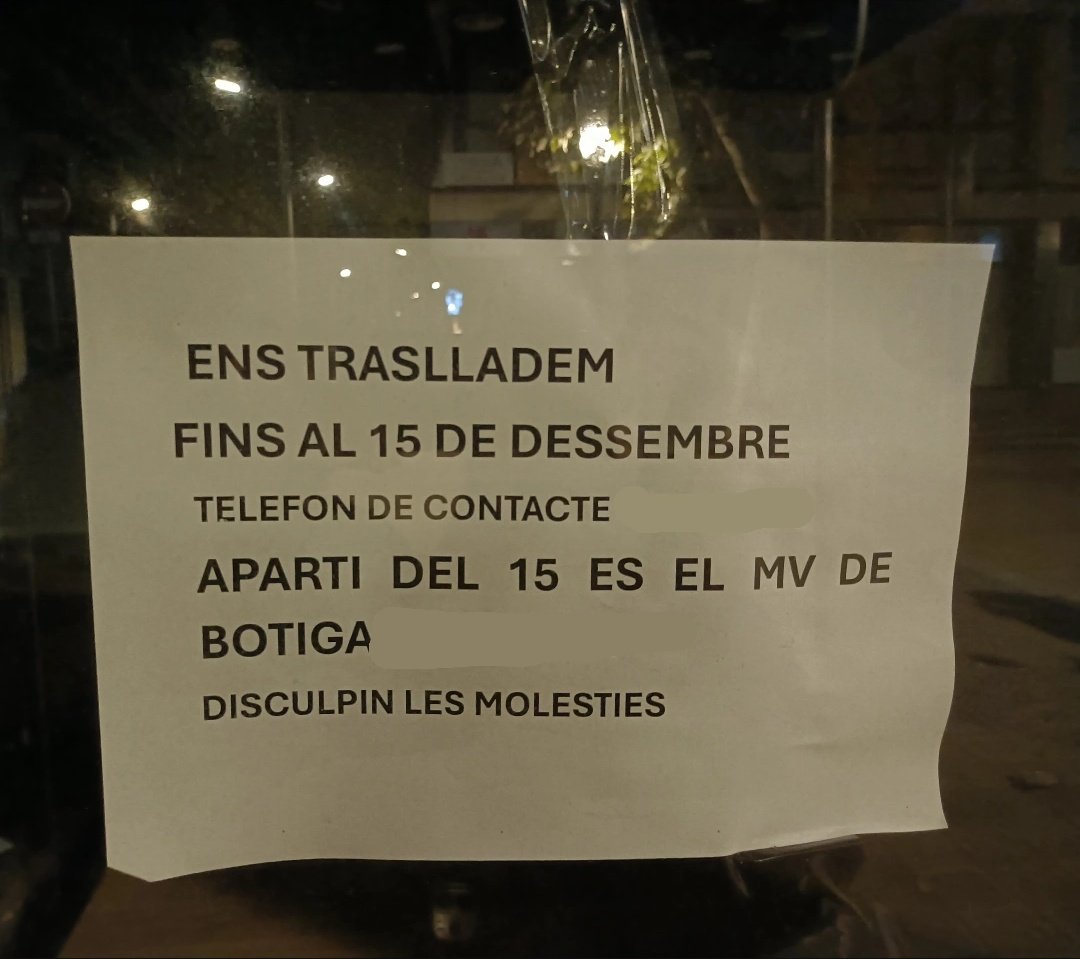 enxova's tweet photo. Tornant cap a casa, al bell mig de Sant Andreu, topo amb un cartell que “se suposa” que és en català… però que sembla escrit després d’una baralla amb el teclat.

Sant Andreu de Palomar, Barcelona, i s’hi parla allò que li diuen català. https://t.co/xtScqM4Wlf