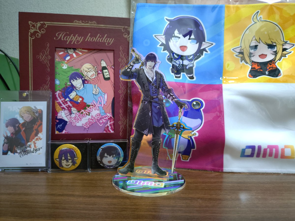 自キャラのグッズが届きました。唯一持ってるアクスタや缶バッジが自