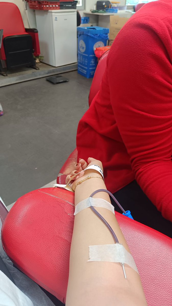 Maddi durumu şöyle acikliyim popkek ve meyvesuyu alabilmek için kan vermeye geldim