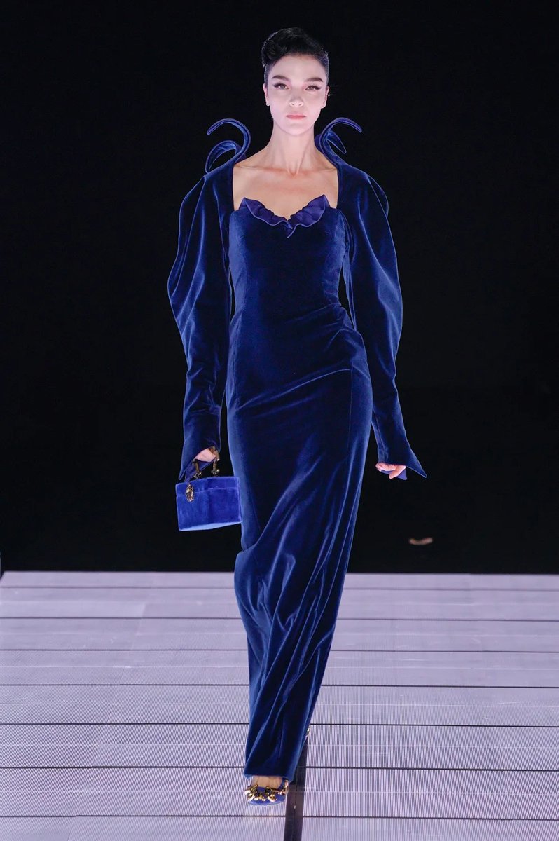 LaModeUnknown's tweet image. That VELVET dress of ✨️Moschino✨️ Fall/Winter 2022.🪡