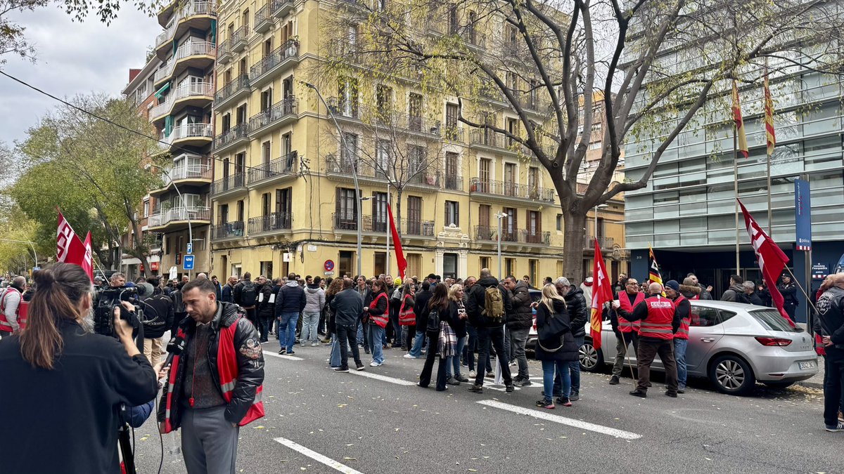 Després d’un any de bloqueig, CCOO marquem línies vermelles. Avui ens hem concentrat i exigim garanties reals.   Exigim 1.575 h el 2026, pagament retroactiu i garanties de conciliació. #Mossos #CCOO