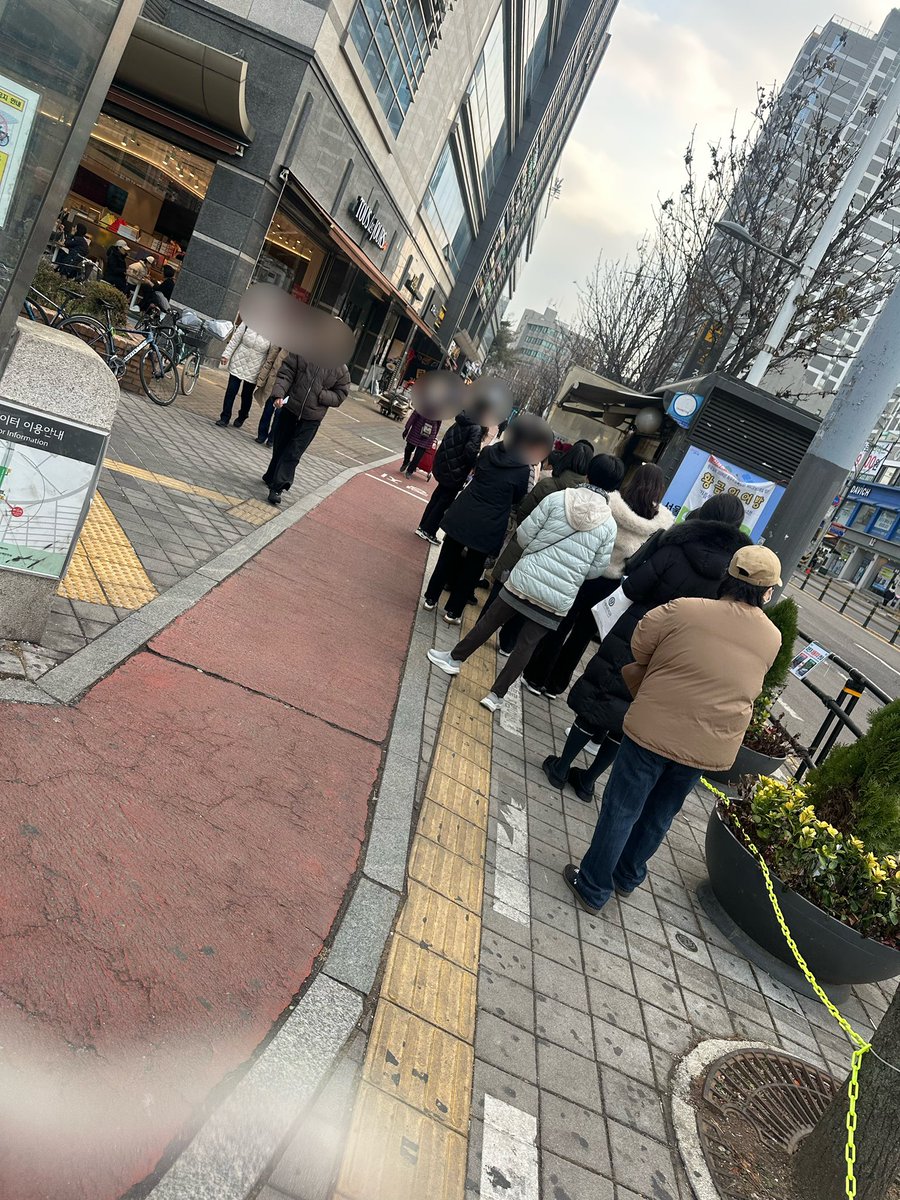 원래붕어빵은지하철내려서딱에스컬레이터타고올라가는동안쥐리는냄새에몸이자동으로이끌려서바로사장님저이천원어치주세요..해야하는건데이젠뭔릴스바이럴당해서하다하다붕어빵까지웨이팅해서먹으란다안먹고말지