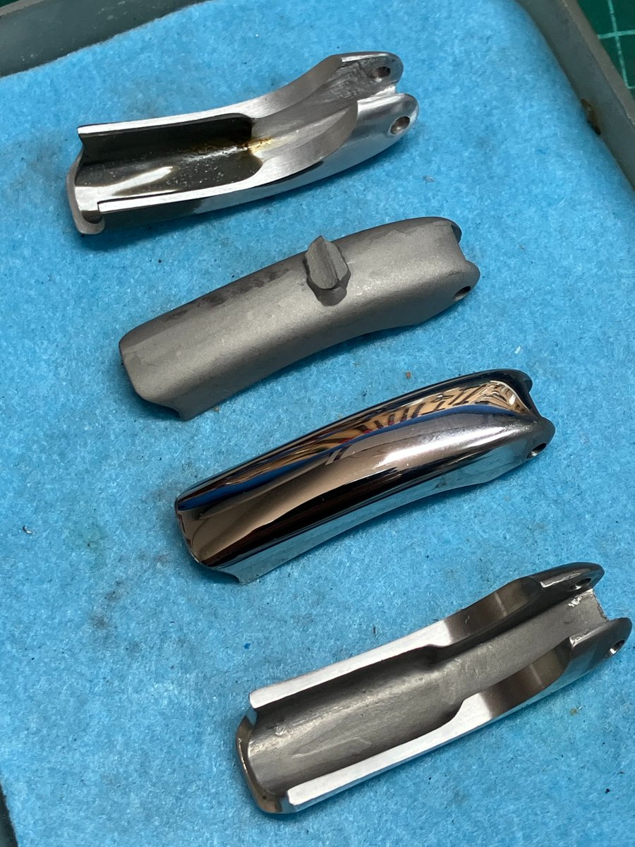KnivesToru's tweet photo. ソムリエナイフのパーツはステンレスSUS316Lのキャストです

写真上　アルミで作った原型（黒い部分は金属パテで補修した跡
その下　鋳込まれたもの
下二枚　磨いたりして仕上げたもの

ソムリエナイフもいろいろな人にお世話になって作っています https://t.co/YbZIRhdPV0