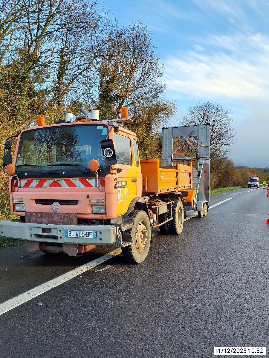 🚨 21ème #accident
Une flèche lumineuse a été percutée sur la RN12 au niveau de Tréglamus, vers Brest, par un poids lourd
Heureusement, aucun blessé. Mais jusqu’à quand ?!
Respectons le #CorridorDeSécurité :
➡ Je ralentis
➡ Je m’écarte
➡ Si possible, je change de voie