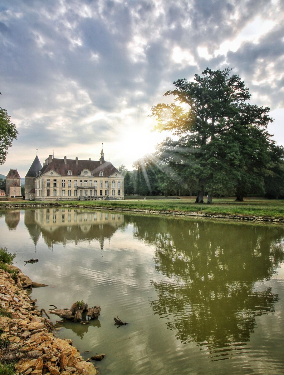 🔴 𝗠𝗮𝗶𝘀𝗼𝗻 𝗱𝗲 𝗳𝗮𝗺𝗶𝗹𝗹𝗲 ! 💖
Au XVIIe siècle, le monument suit la mode de l'époque et devient celui que nous connaissons aujourd'hui... Parfois, cela fait du bien de prendre un peu de recul et de l'admirer ! ✨️   

Nous espérons vous recevoir nombreux en 2026 ! 🙏