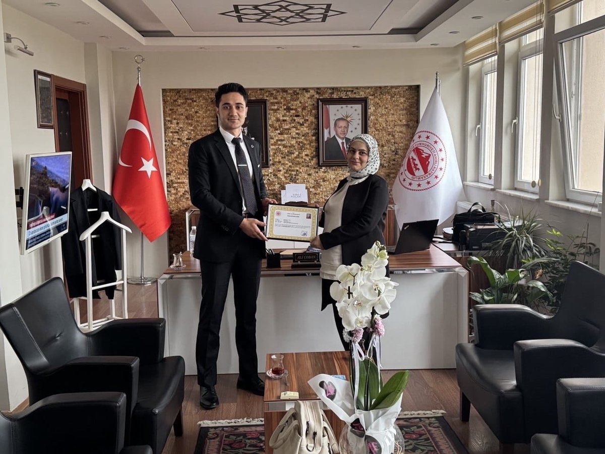 Sayın Kaymakamımız Ali ÇOBAN Beyfendi ile Şehit Samet Bütün Ortaokulu öğrencileri ve öğretmenleri bir araya geldi, Sayın Kaymakamımız Rabia Hilal TETİK hocamıza başarılarından dolayı Başarı Belgesi taltif etti.