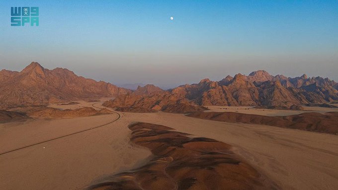 قمم تُلامس السماء وتُنعش الحياة. في اليوم العالمي للجبال اليوم العالمي لِلجبال يتجدّد الوعي بأهمية هذه البيئات الشاهقة ودورها في استدامة الحياة والمناخ والسياحة.. تمثل الجبال 27٪ من سطح الأرض وتُعد موطنًا لـ15٪ من سكان العالم، ومصدرًا حيويًا للمياه العذبة. تحتضن المملكة سلاسل جبلية خلابة تُسهم في تعزيز السياحة الجبلية المستدامة ضمن رؤية 2030. يركز احتفاء هذا العام على تطوير السياحة الجبلية مع الحفاظ على الهوية الثقافية والمجتمعات المحلية. الأمم المتحدة تدعو لحماية البيئات الجبلية وضمان تنميتها المستدامة منذ اعتماد هذا اليوم عالميًا عام 2003. الجبال السعودية من الحجاز والسروات حتى اللوز وفيفا تشكّل ثروة طبيعية فريدة ومراكز جذب سياحي عالمي. مشاريع تطويرية وطنية تعزز حماية الغابات وتنمية المجتمعات الجبلية، وتفتح آفاقًا 