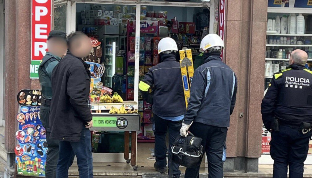 ATENCIÓ 11.23 h: La policia detecta 24 supermercats de Barcelona que punxaven la llum del carrer.
👉🏻 Hi ha 26 investigats.
👉🏻 Els establiments també estan denunciats per contraban, bàscules manipulades, aliments caducats o etiquetatges erronis.
👉🏻 Es calcula que l’import