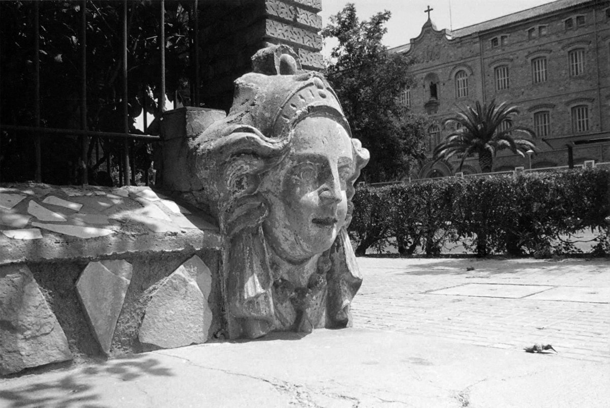 Escultura a modo de “Cariátide” en el jardín de Lita Ferrer , en el N 18 de Avd Pío XII ❤️
Al fondo recordamos el seto q separaba de los peligros de la carretera a 🧒 .Hemos exigido en el nuevo #PGOU al <a href="/AytoCartagenaES/">Ayuntamiento de Cartagena</a> q lo repongan para evitar también la contaminación 🫁