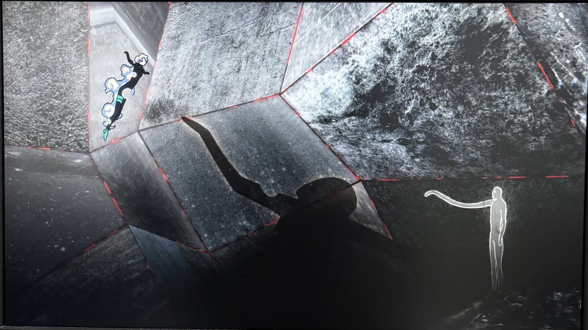 囚われシーンの終盤はアニメと映画で格好が違います。個人的にはアニメ版の黒スーツの方が好きです。