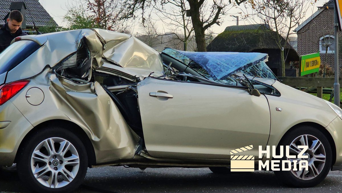 Auto zwaar beschadigd na botsing met shovel in Oldebroek