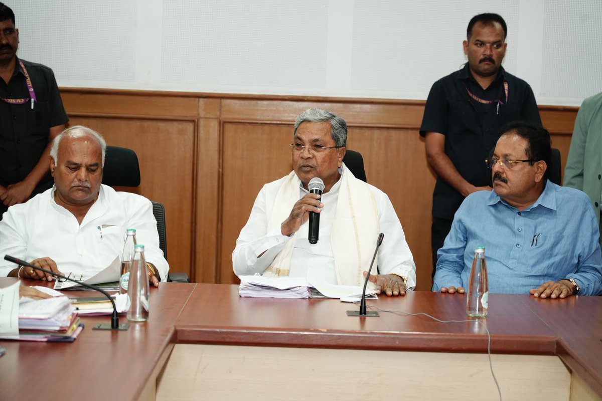 CMofKarnataka's tweet image. ಮುಖ್ಯಮಂತ್ರಿ @siddaramaiah ಅವರು ಇಂದು ಸುವರ್ಣ ವಿಧಾನಸೌಧದಲ್ಲಿ ವಿವಿಧ ರೈತ ಸಂಘಟನೆಗಳ ಪ್ರತಿನಿಧಿಗಳೊಂದಿಗೆ ಸಭೆ ನಡೆಸಿದರು. ಈ ವೇಳೆ ಕಬ್ಬು ಮತ್ತು ಮೆಕ್ಕೆಜೋಳ ಬೆಳೆಗಾರರ ಸಮಸ್ಯೆಗೆ ಸರ್ಕಾರ ಸಕಾರಾತ್ಮಕವಾಗಿ ಸ್ಪಂದಿಸಿದ ಹಿನ್ನೆಲೆಯಲ್ಲಿ ರೈತ ಮುಖಂಡರು ಮುಖ್ಯಮಂತ್ರಿಗಳನ್ನು ಸನ್ಮಾನಿಸಿದರು. 

ಸಭೆಯಲ್ಲಿ ಮುಖ್ಯಮಂತ್ರಿಗಳ ಮಾತುಗಳು:…