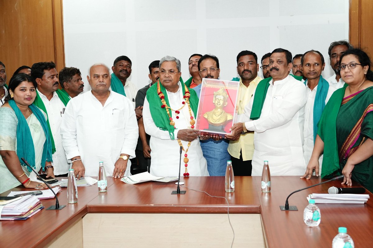 CMofKarnataka's tweet image. ಮುಖ್ಯಮಂತ್ರಿ @siddaramaiah ಅವರು ಇಂದು ಸುವರ್ಣ ವಿಧಾನಸೌಧದಲ್ಲಿ ವಿವಿಧ ರೈತ ಸಂಘಟನೆಗಳ ಪ್ರತಿನಿಧಿಗಳೊಂದಿಗೆ ಸಭೆ ನಡೆಸಿದರು. ಈ ವೇಳೆ ಕಬ್ಬು ಮತ್ತು ಮೆಕ್ಕೆಜೋಳ ಬೆಳೆಗಾರರ ಸಮಸ್ಯೆಗೆ ಸರ್ಕಾರ ಸಕಾರಾತ್ಮಕವಾಗಿ ಸ್ಪಂದಿಸಿದ ಹಿನ್ನೆಲೆಯಲ್ಲಿ ರೈತ ಮುಖಂಡರು ಮುಖ್ಯಮಂತ್ರಿಗಳನ್ನು ಸನ್ಮಾನಿಸಿದರು. 

ಸಭೆಯಲ್ಲಿ ಮುಖ್ಯಮಂತ್ರಿಗಳ ಮಾತುಗಳು:…